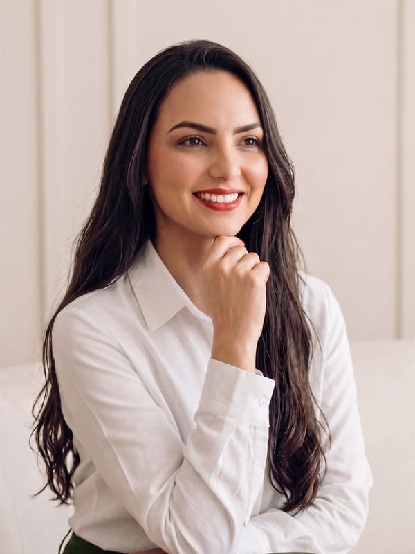 Isabela Chaves, sentada em ambiente de escritório
